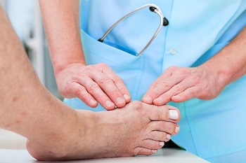 Podiatrist explaining bunion treatment options to a patient | Idaho Podiatrist