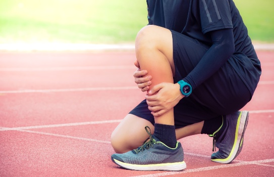 Runner-on-track-with-shin-pain