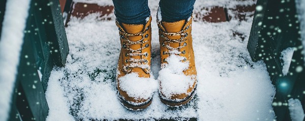 Snow-on-winter-boots-in-cold-weather
