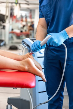 podiatrist using laser therapy to treat patient's heel pain | Idaho Podiatrist