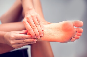 woman rubbing painful heel | Experienced Idaho Podiatrist